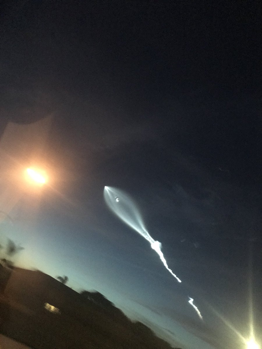 singlefinpr's tweet photo. Is anyone else seeing this? Gnarly light show in the Sky above Encinitas #sandiego #wth #fireinthesky #asteroid https://t.co/fKlcmhGCKe