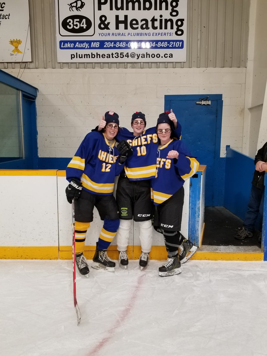 YHChiefs's tweet photo. Good times and old friends at the Chiefs Alumni game tonight.  A 3 1 victory for the old gals! #Chiefsfamily #prideandtradition https://t.co/SH1DcDLl55