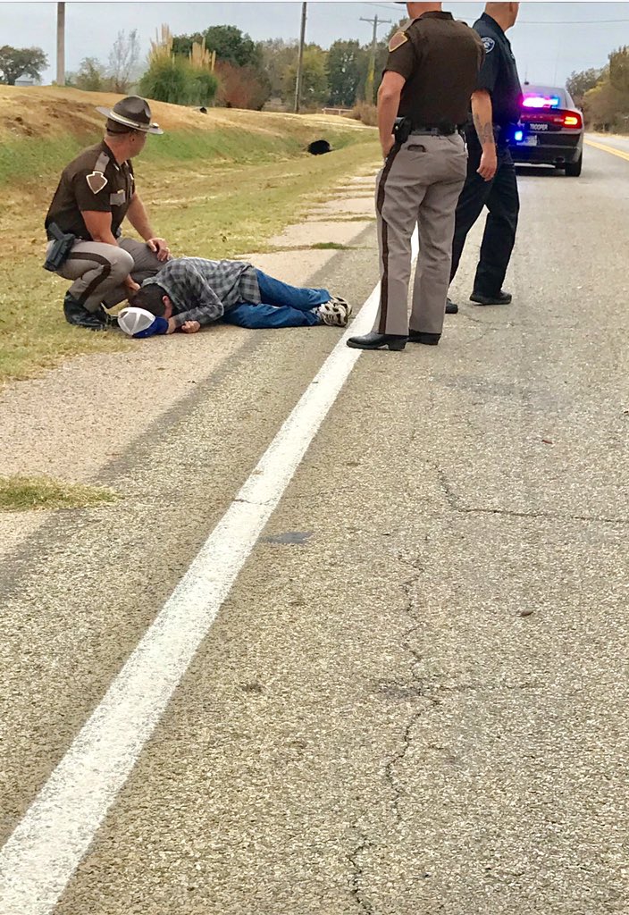 OHPLTKera's tweet image. This photo shows OHP Troopers trying to comfort a family member that had just learned his loved one was killed by an impaired driver.  With Christmas travels we hope you will do your part to drive carefully. Please share to using #onelessnotification 
tinyurl.com/yb2xp2wv