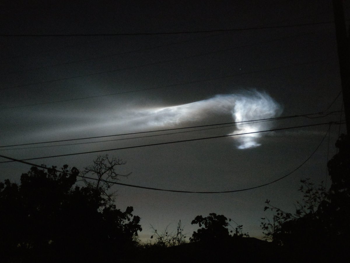 CQillustrates86's tweet photo. My brother and I saw something weird in the sky. Left is my brother's picture because I didn't have my phone at the time. Right is mine like 5-10 mins later. Whatever it was it was really bright. Could it be...*dramatic pause*... Aliens??
#aliens #weirdcloud https://t.co/zYRWK5sTCu