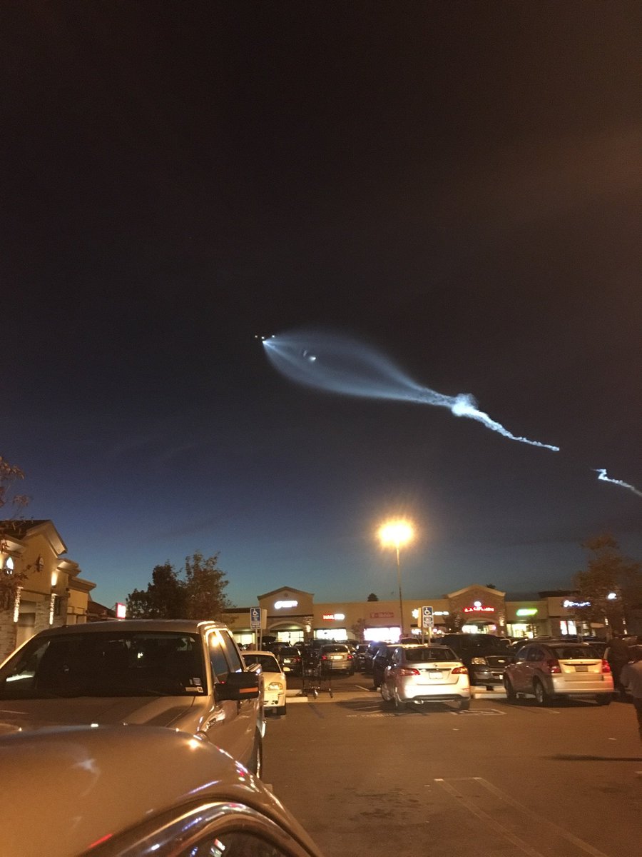Brian_Austin's tweet photo. What the heck is this... #ufo #sandiego https://t.co/1LPD6OJTOU