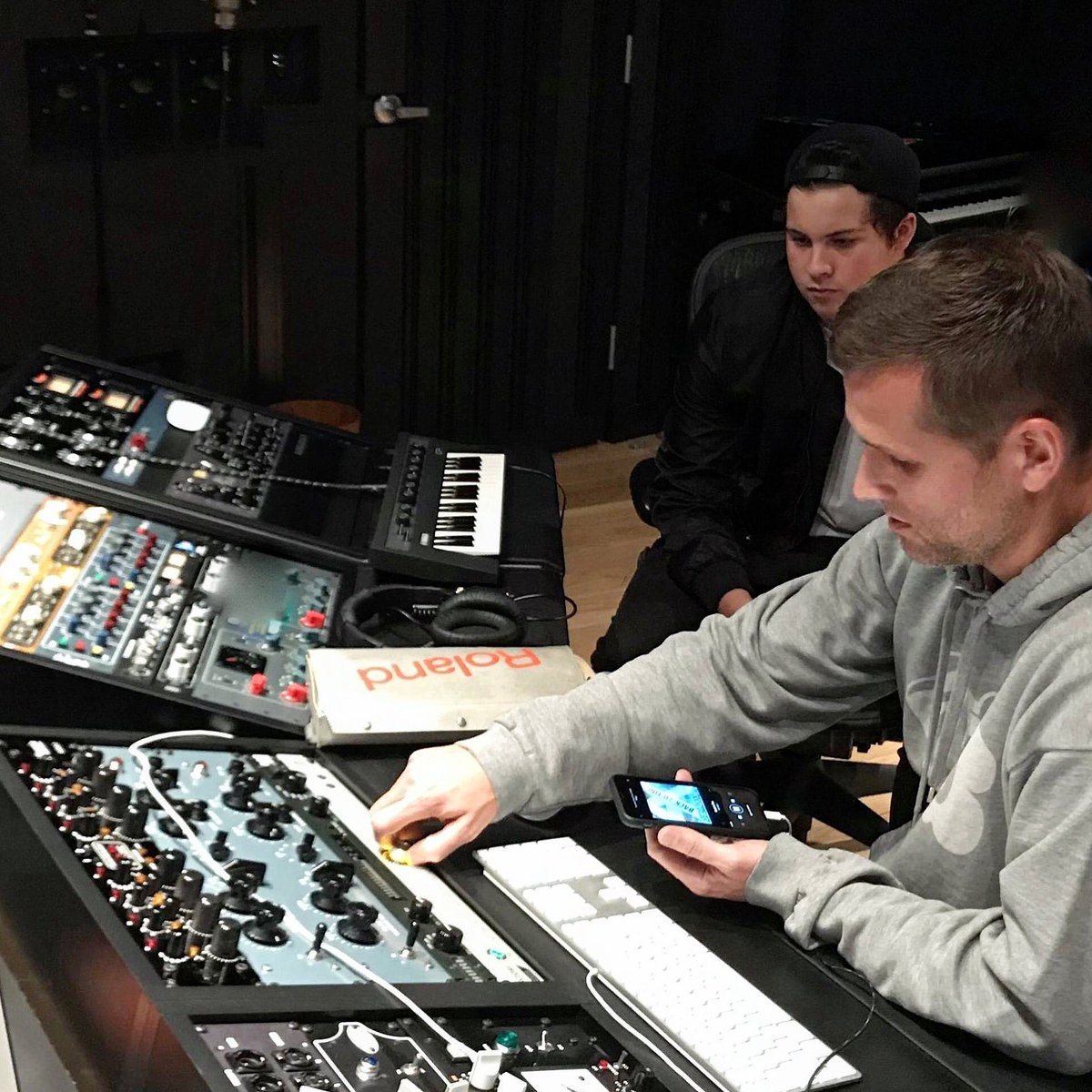 ryanjacobmusic's tweet photo. A few highlights of 2017 were releasing my music and visiting Kaskade in his studio this week. Check out his awesome new Christmas album.
#kaskade #studio #recording #kaskadechristmas #arkade #losangeles #music #edm #dj #producer #ryanraddon #cool #musicproductuon #production https://t.co/DGYMgejMXc
