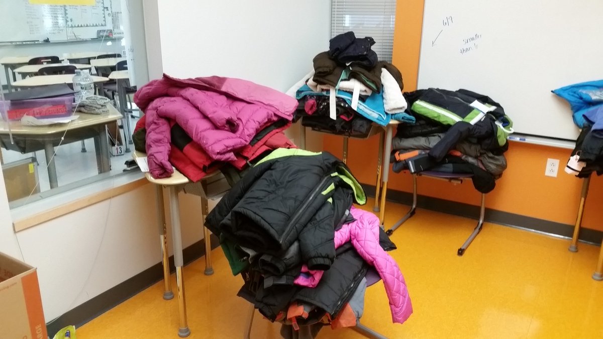 AlgerJenn's tweet photo. Woodland families, Thank you for all of your generosity! Over 100 coats, 12 pairs of snow pants and lots of warm tops donated! #bewarm #BeWES #MPSLearns https://t.co/Xe69N0Qz4C