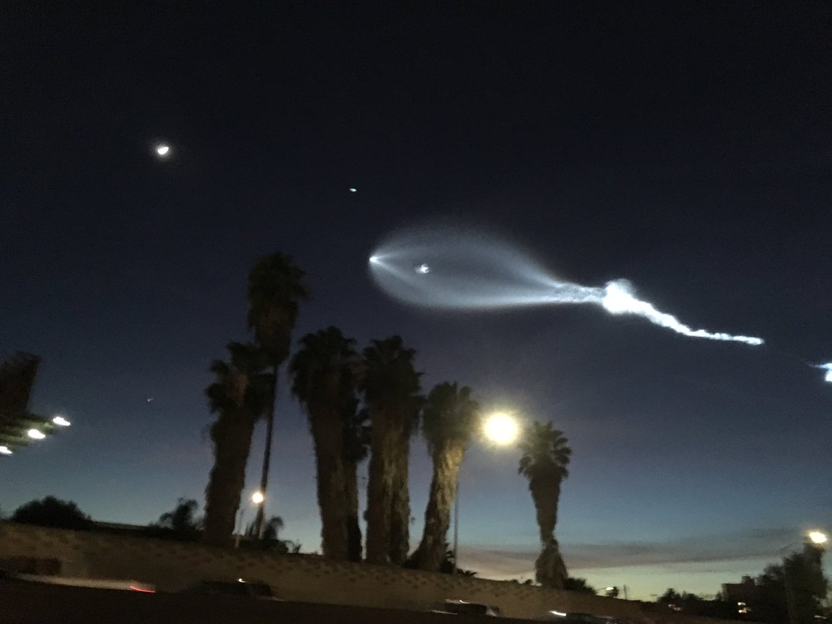 I got a good shot of the #SpaceX launch from 101 north in Silverlake, out the car window. Gorgeous and creepy! #space