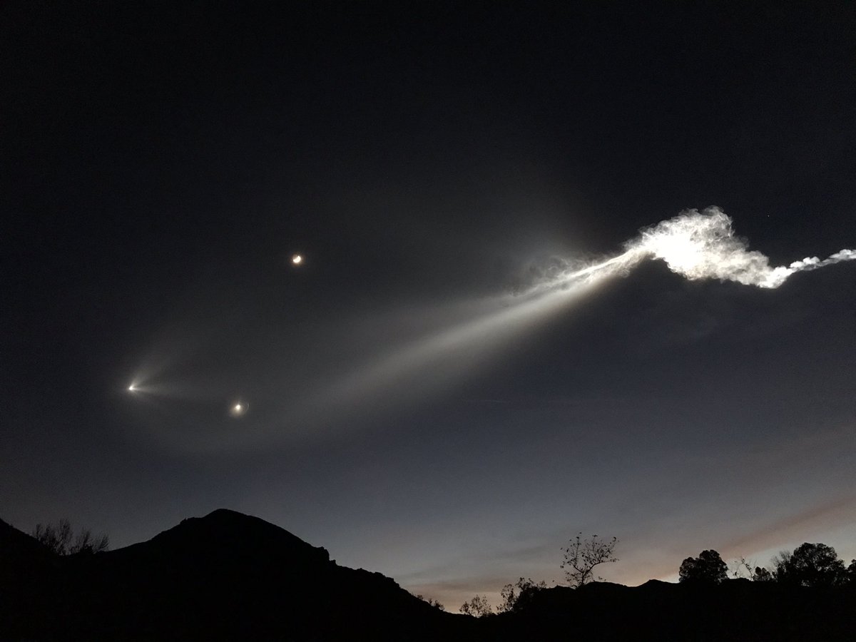 Dr_Sprinky's tweet image. Spectacular Space X launch this evening as seen from Cornell, CA. Highest object is the moon, lowest bright spot is returning 1st stage, and furthest left (south) vehicle continuing to orbit (exhaust plume on right). #CAwx #SMMNRA #SpaceX