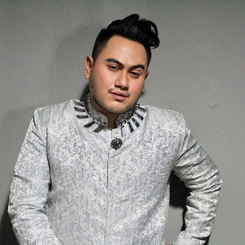 hobaahradio's tweet photo. #NowOnAir Gejolak Asmara @kingnassar88 w/md @dj_rimmo @adibalmusic on #Top40RDA #eps21 #chart19
#radiodangdutasia
#livestreamer
#rdalisteners
#DAcademyAsia3
#ligadangdutindonesia
#talentedsinger
#tweetgram
#like4follow
#instamusic https://t.co/nO1PsNkAiJ https://t.co/MOHnA8iesD