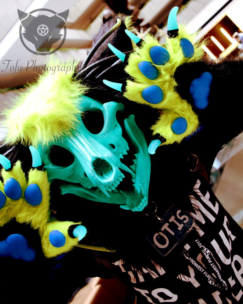 Sempai_Tofu's tweet photo. meet the skullies. please tag suiters 
#mff2017 #midwestfurfest #mwfff17 #mff17 #mwff2017 #midwestfurfest2017 #furfest2017 #furry #furries #furryfandom #fursuit https://t.co/ot8G13g44F