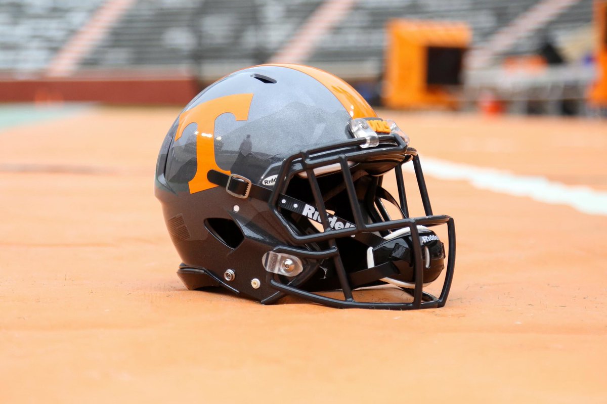 tavionthomas937's tweet photo. Just receive an Scholarship from the  University    OF Tennessee 🍊🍊🏈 https://t.co/eyN5NI8mTK
