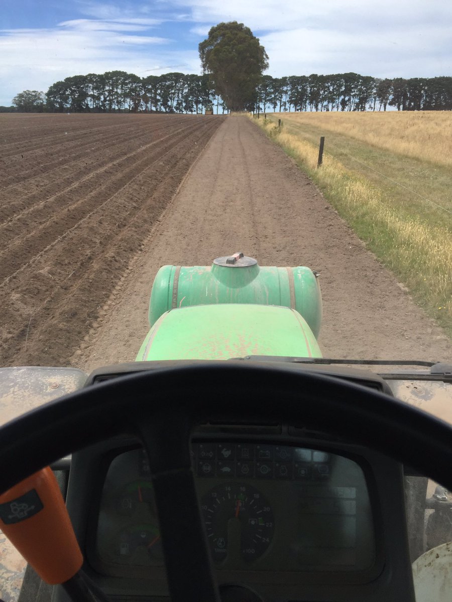 dan_potatoes's tweet image. Yesterday we wrapped up potato planting for the year, been a big 4 weeks. Now onto #irrigation #potatoes #crispschips #smiths