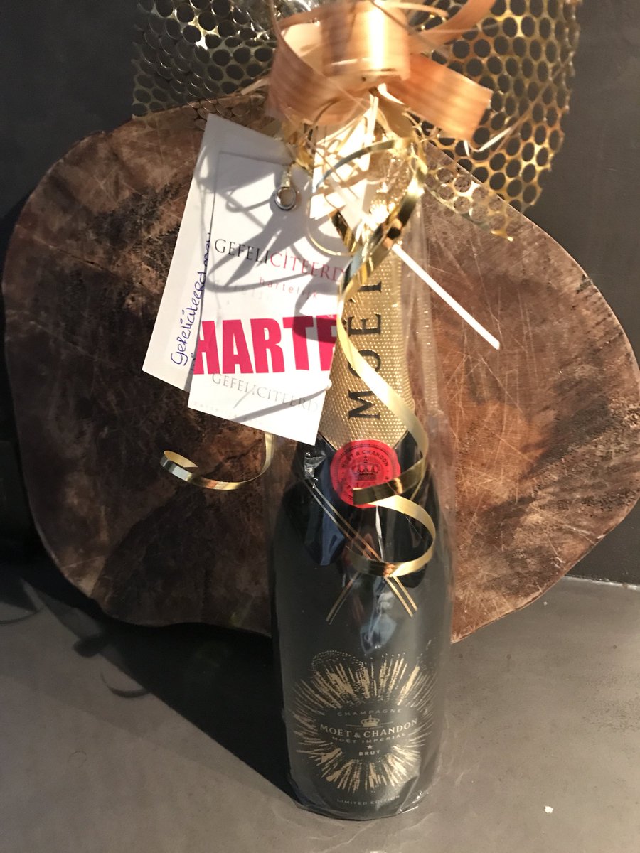 Ongelooflijk wat een jaar met deze mooie fles gaan we proosten op onze #NOMINATE  #winnaarMKB2017 bedankt @vanderendegroep voor deze mooie fles en lieve groet #mettrotsnemenwehetstokjeover <a href="/mkbwestland/">MKB Westland</a>