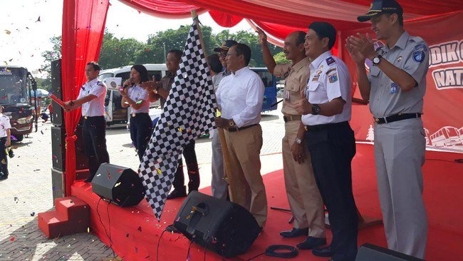 otoniaga's tweet photo. Kemenhub Adakan Program Mudik Gratis Natal dan Tahun Baru 2018 https://t.co/fErRzI5l5a https://t.co/7mcl2ebZ0T