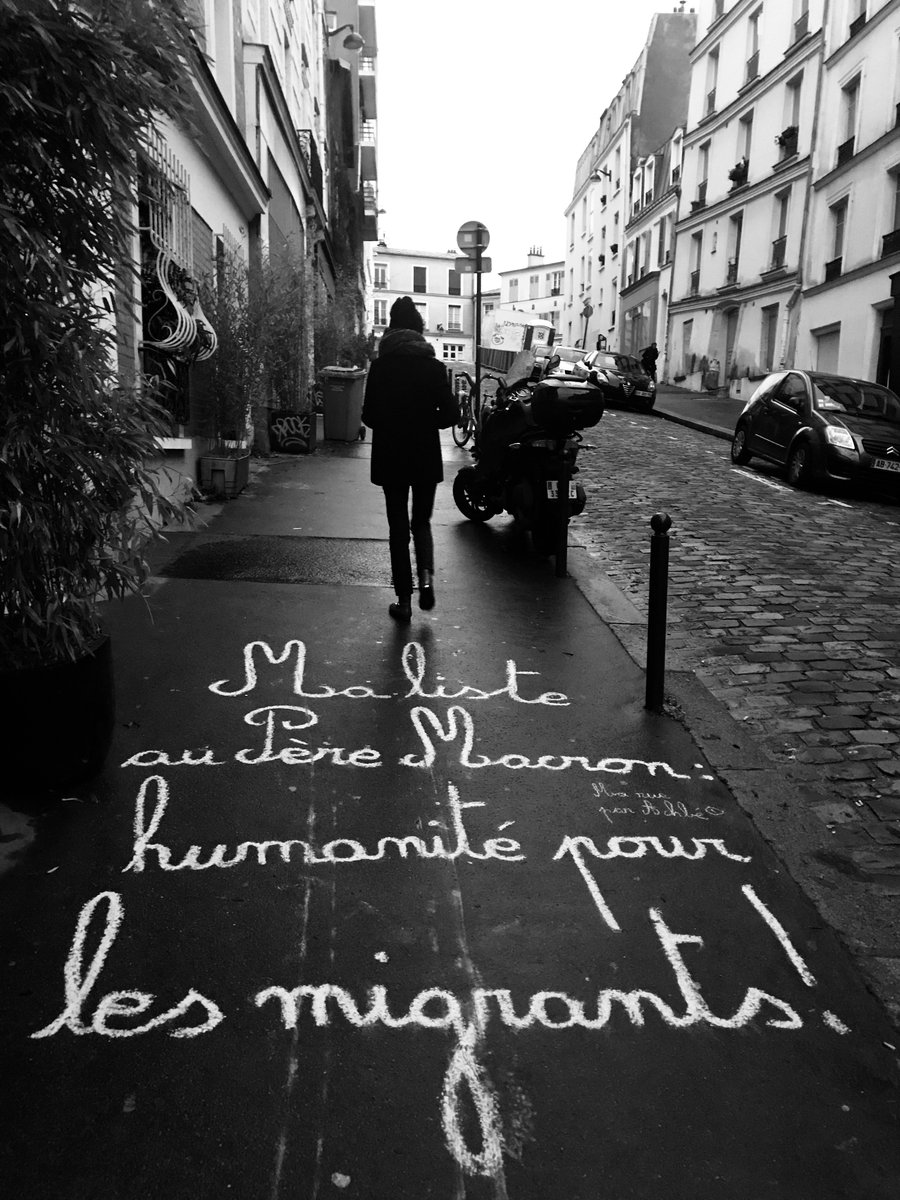 MarueparAchbe's tweet photo. Président, quand on confisque des couvertures, c’est la dignité qu’on confisque, quand on lacère des tentes, c’est l’humanité qu’on lacère, quand on harcèle les démunis, c’est notre âme qu’on perd.
#TousMigrants  #LesFrontièresTuent #GrandeSynthe #Stalingrad #LaChapelle https://t.co/mrn14CmOFg