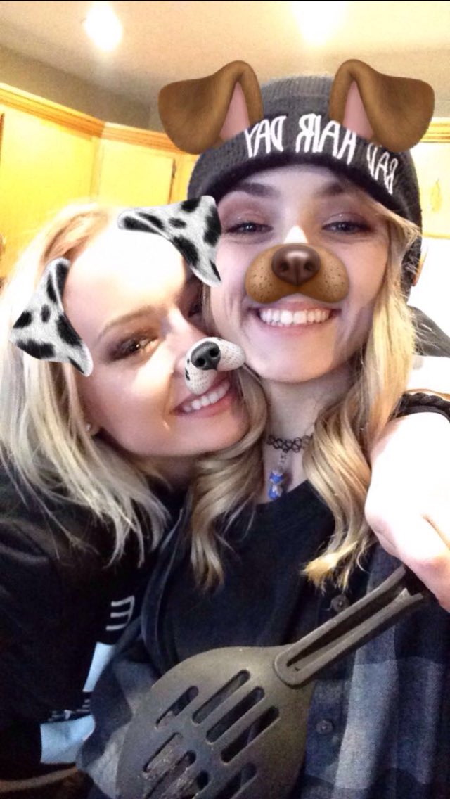 rainedrop7's tweet photo. If you don't know zoey you probably should. She's amazing.😇👯 https://t.co/TLBan2huNB