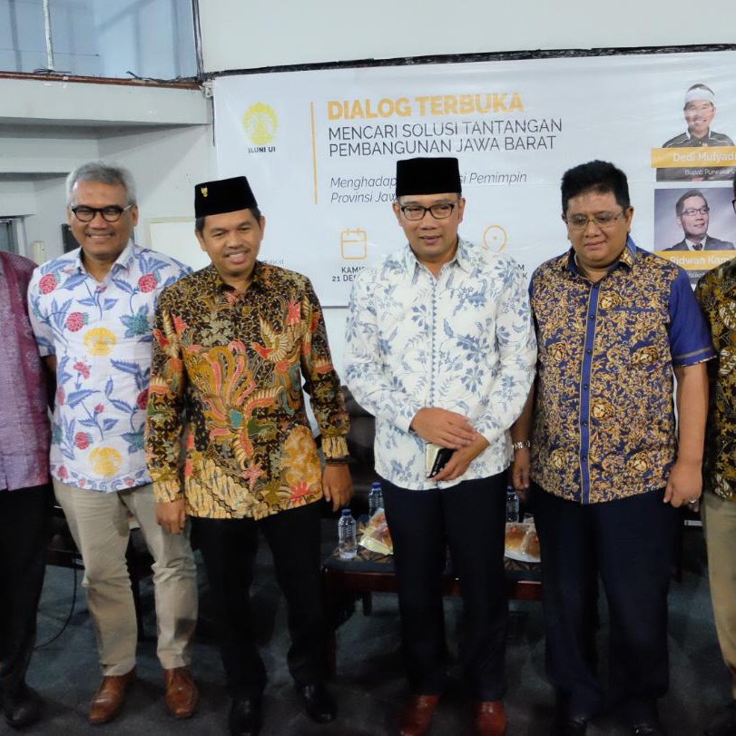 DediJabar's tweet photo. Foto bersama @ridwankamil sehabis dialog terbuka di Universitas Indonesia
#universitasindonesia #depok #iluniui #jawabarat https://t.co/hDsK7oW3Cd