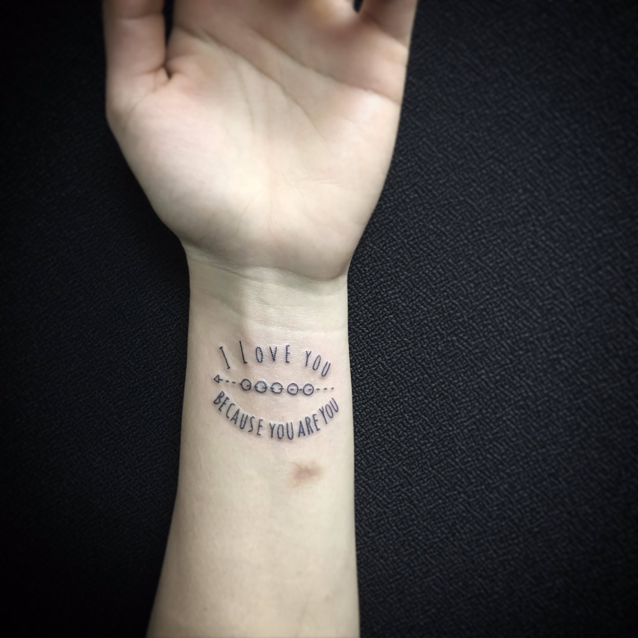 ট ইট র 新宿タトゥー Fox Gate Tattoo 手首にレタリングと矢のタトゥー 12月23日 本日も営業中 和彫りからワンポイント トライバル B Gまでオールジャンル対応のタトゥースタジオ 東京新宿fox Gate Tattoo 新宿駅徒歩7分 個室ブース完備