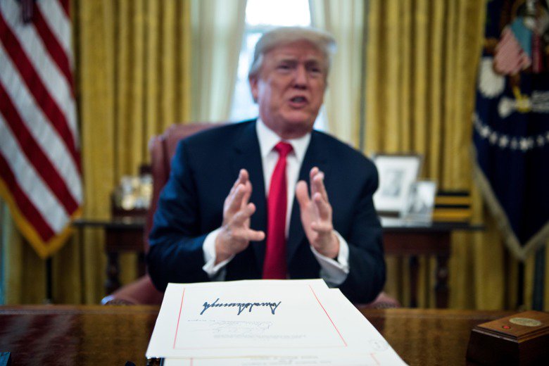 Slate's tweet photo. Trump invites America to rate his and Obama’s presidencies with unimpeachably evenhanded survey https://t.co/DQiXhJVlF5 https://t.co/caTBj36ibO