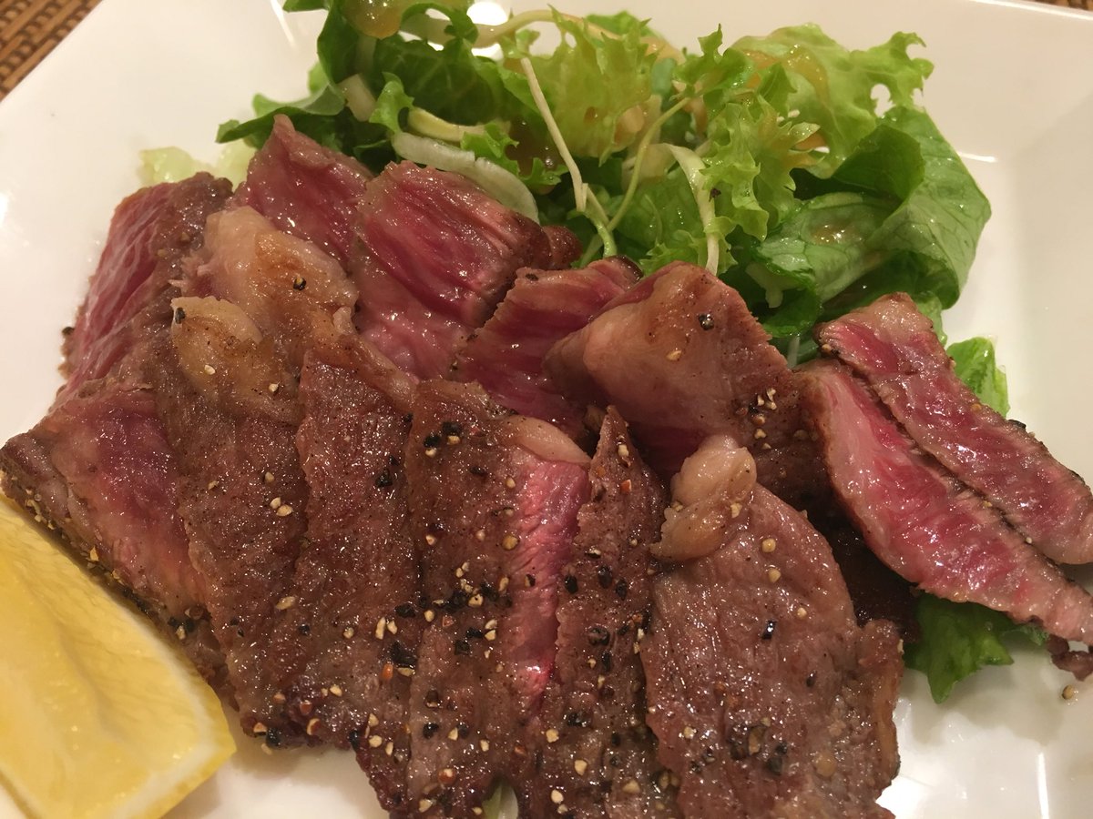 xiaohei34's tweet image. ディープな居酒屋「マンマハウス」が移転して小綺麗になった。「バインミー」の跡地。西観音15-9。相変わらず激安で「A5の牛肉があるからタタキで食べる？」と言われて食べたが500円くらいかな？値段が書いてないからわからない。とまれ、何を頼んでも飲んでも超安いので安心。ここは隠れ家だよ😀