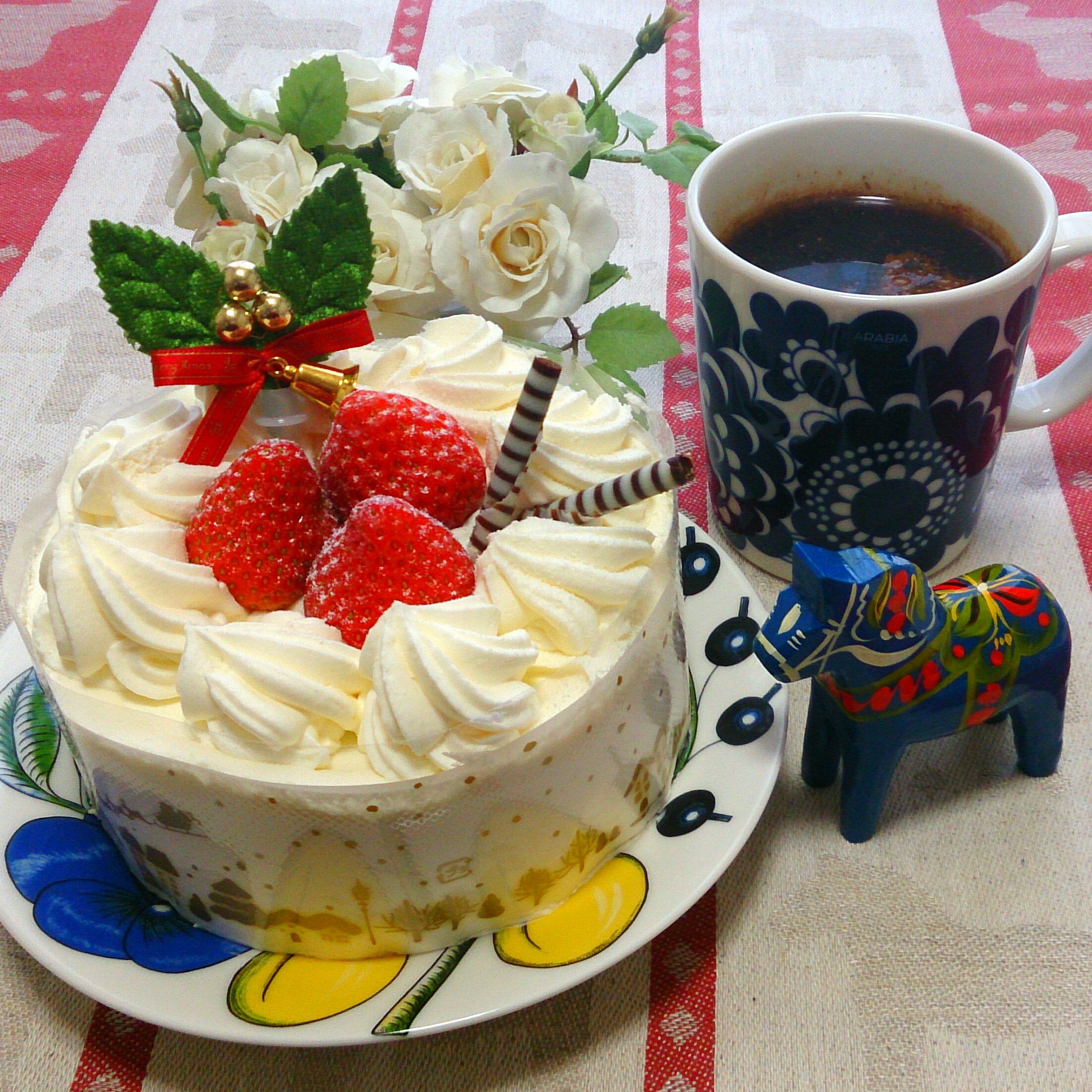 ট ইট র Mayuconokimono ちょっと早いですが セブンイレブンのクリスマスケーキをフィンランド スウェーデンで買ったアラビア食器とダーラハーストと一緒に写真をパシャリ 今年もセブンのは 生クリームがすごくおいしい 皆さん良いクリスマスを