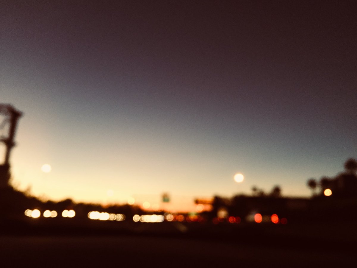 makilahmorales's tweet photo. i like taking blurry pictures :) https://t.co/kPvWh2RW4K