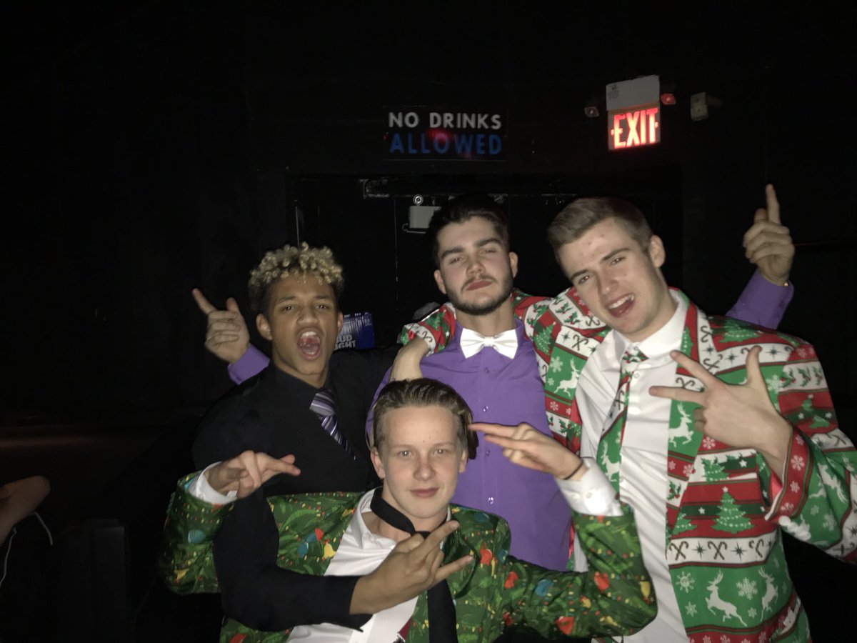 OnenTheArtist's tweet photo. I was on two different levels last night made evident by these pictures #formal2k17 https://t.co/HRI8gvNyPj