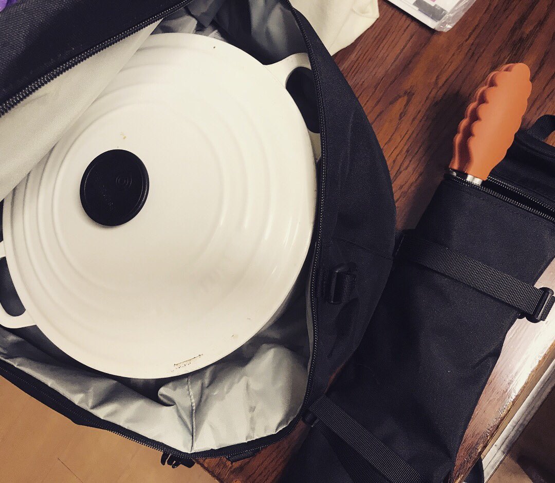 horichan914's tweet photo. 今更ながらスネアリュック買った！
スティックケース付きなのが嬉しい。

これでチャリも安心や。。。

アウトドアブランドなので鍋とトングもはいります。

#chums #snarecase https://t.co/vgUC6h6L1p