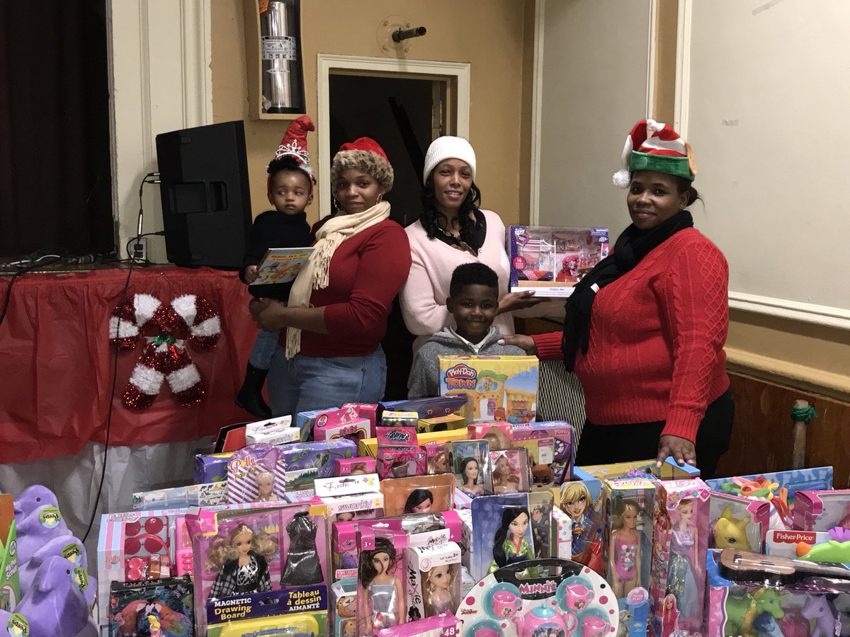 NYPD46Pct's tweet photo. Great job continuing the legacy of the late great Mrs. Luella Hatch, in giving back to the community, by her daughter Ms. Tisha Hatch and the office of @RitchieTorres at St. Simon Stock School🤶🏾🎄. @NYPD48Pct #NYPDconnecting https://t.co/XoQHizgWgt