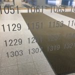なぜ数字が？母校の玄関のガラスに素数が刻み込まれている件ｗ