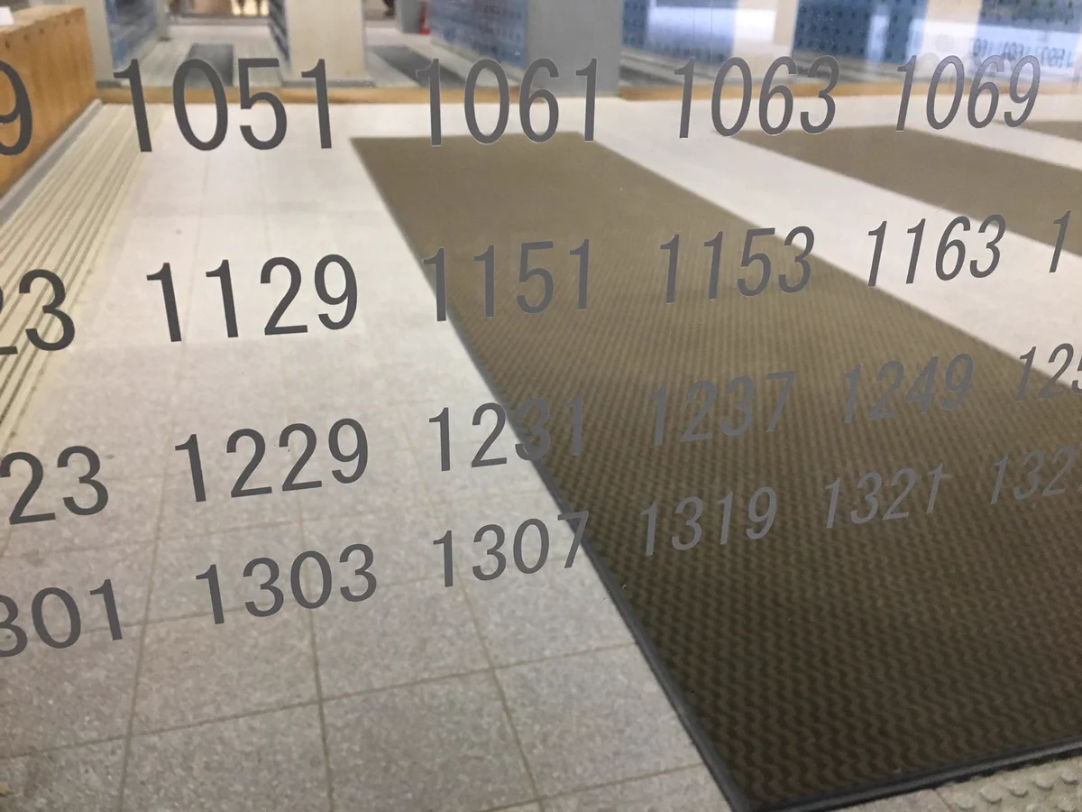 なぜ数字が？母校の玄関のガラスに素数が刻み込まれている件ｗ