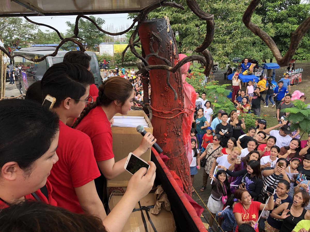 pelikulamania's tweet photo. #JaneOineza greeting the fans.

#HauntedForestFloat #MMFFParadeOfStars @itsJaneOineza @RegalFilms @RegalRoselle https://t.co/YucSVjPDly