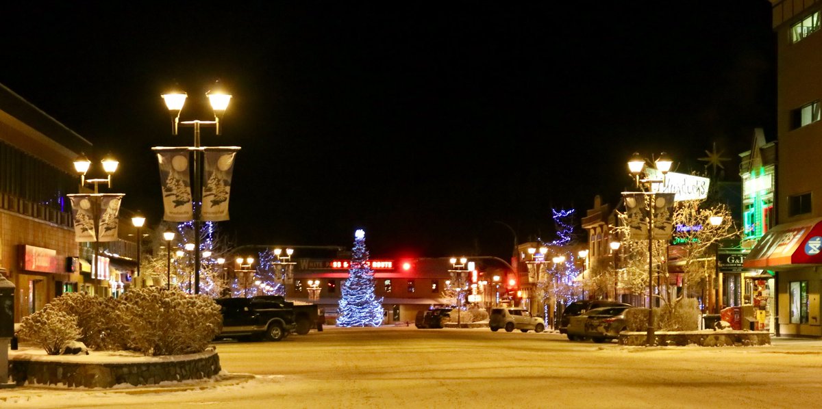 klondikesue's tweet photo. Main Street In Whitehorse @ 9:30 p.m. December 22 #myhometown #MainStreet #whitehorse #yukon #exploreYukon #streetsofCanada #Canada https://t.co/BRL6MbTPAP