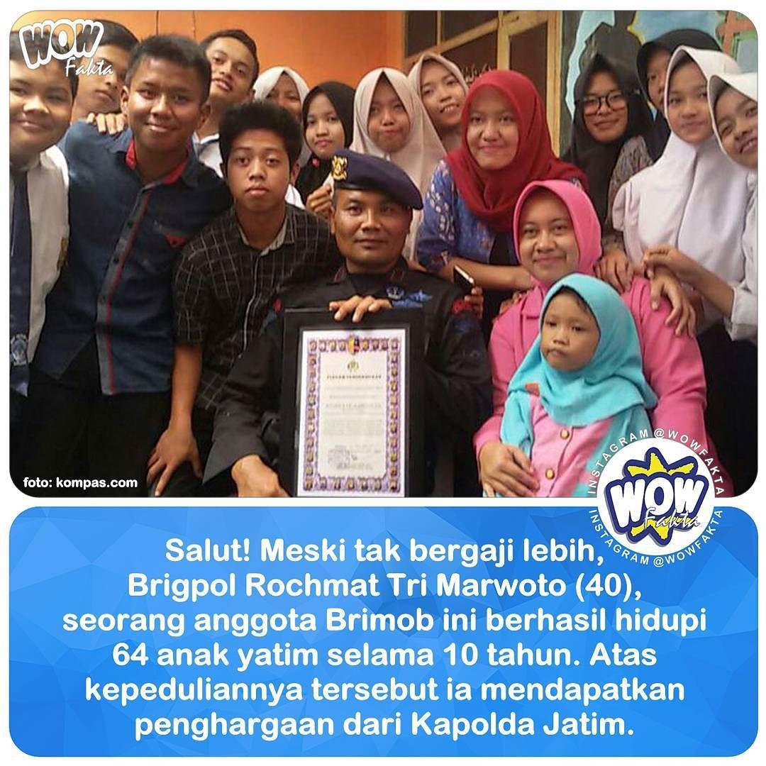 kontenwow's tweet photo. https://t.co/dIJVYFc8Tl Bersama istrinya, Rochmat mendapatkan penghargaan dari Kapolda Jatim Irjen Machfud Arifin bahu-membahu menghidupi dan menyekolahkan mulai anak yatim, anak telantar, hingga anak mantan pecandu narkoba. . "Anak yang pernah makan sat… https://t.co/RFyv2X9L1o