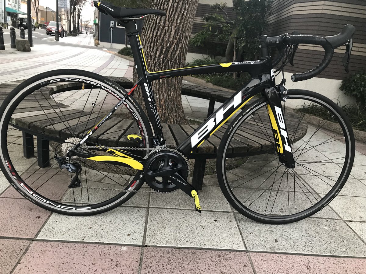 まどか Na Twitteru Bh G6 Pro Direct Energie 納車しました 初カーボン初エアロ ホイールはのちのち変えていくとしてこの仕様で7 4キロ とにかくかっこいい このバイクで頑張っていきます 自転車乗りと繋がりたい Bh ロードバイク T Co Hl0luatpgt