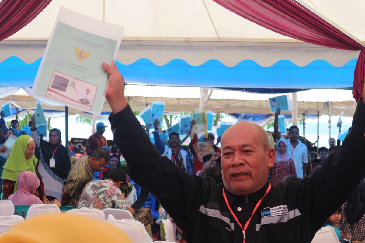 Bapak Mendes PDTT <a href="/EkoSandjojo/">Eko P. Sandjojo</a> mewakili Bapak Presiden RI <a href="/jokowi/">Joko Widodo</a> pada hari ini, tgl 23 Des 2017 menyerahkan 7000 sertifikat utk Rakyat dari 69.666 seritifikat se Sultra di Halaman Kantor Walikota Baubau. Sertifikat Hak Milik sebagai lagalisasi Aset Untuk Rakyat.