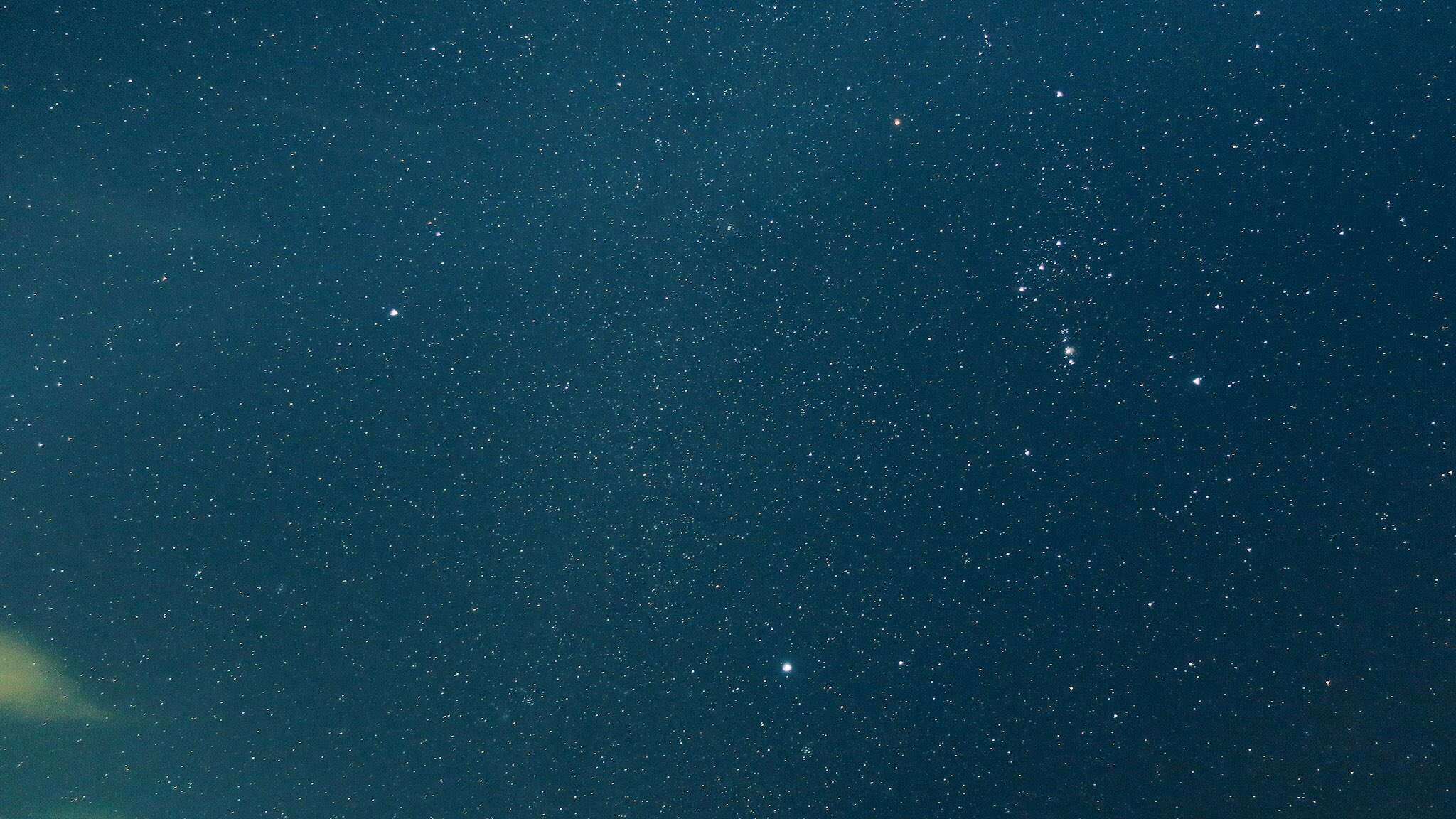 かのん 昨日 トマムで撮った星空 全く光のない所がなかなか見つからなくてインターチェンジ付近で撮ったけど うっすら天の川写ってるの見えるかな 空 星空 天体観測 オリオン座 カシオペア座 冬の大三角 天の川 トマム 北海道