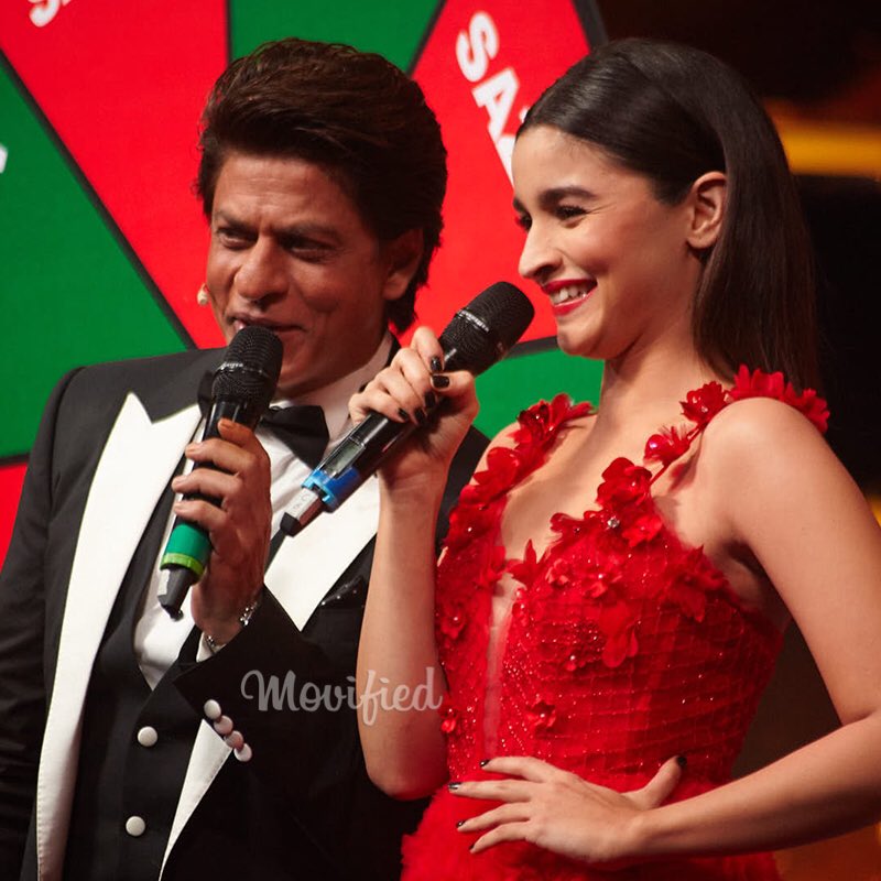 What secret do you think <a href="/aliaa08/">Alia Bhatt</a> would’ve revealed in this Truth or Dare game with King <a href="/iamsrk/">Shah Rukh Khan</a> ! #LuxGoldenRoseAwards