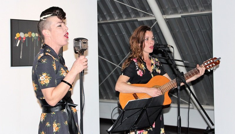 A música de Las Antonias envolveu a arte d@s creador@s de Carballo e Muxía no acto de inauguración de “Miradas 6”. A mostra estará ata ao 28 de xaneiro no 3º andar do Pazo da Cultura.
carballo.org/novas.php?id=5…