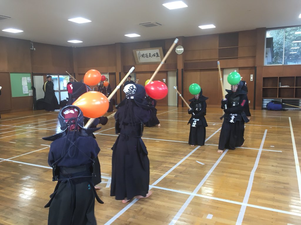 ますも 誠二 Pa Twitter 市原市で50年の歴史ある老舗道場 八幡流水館 今日は1年間を締めくくる納会稽古 園児から入門可能で 心と体を鍛えます 今日の風船割り試合は子供たちは大はしゃぎ 市原市 市原市内剣道場 ますも誠二 八幡流水館