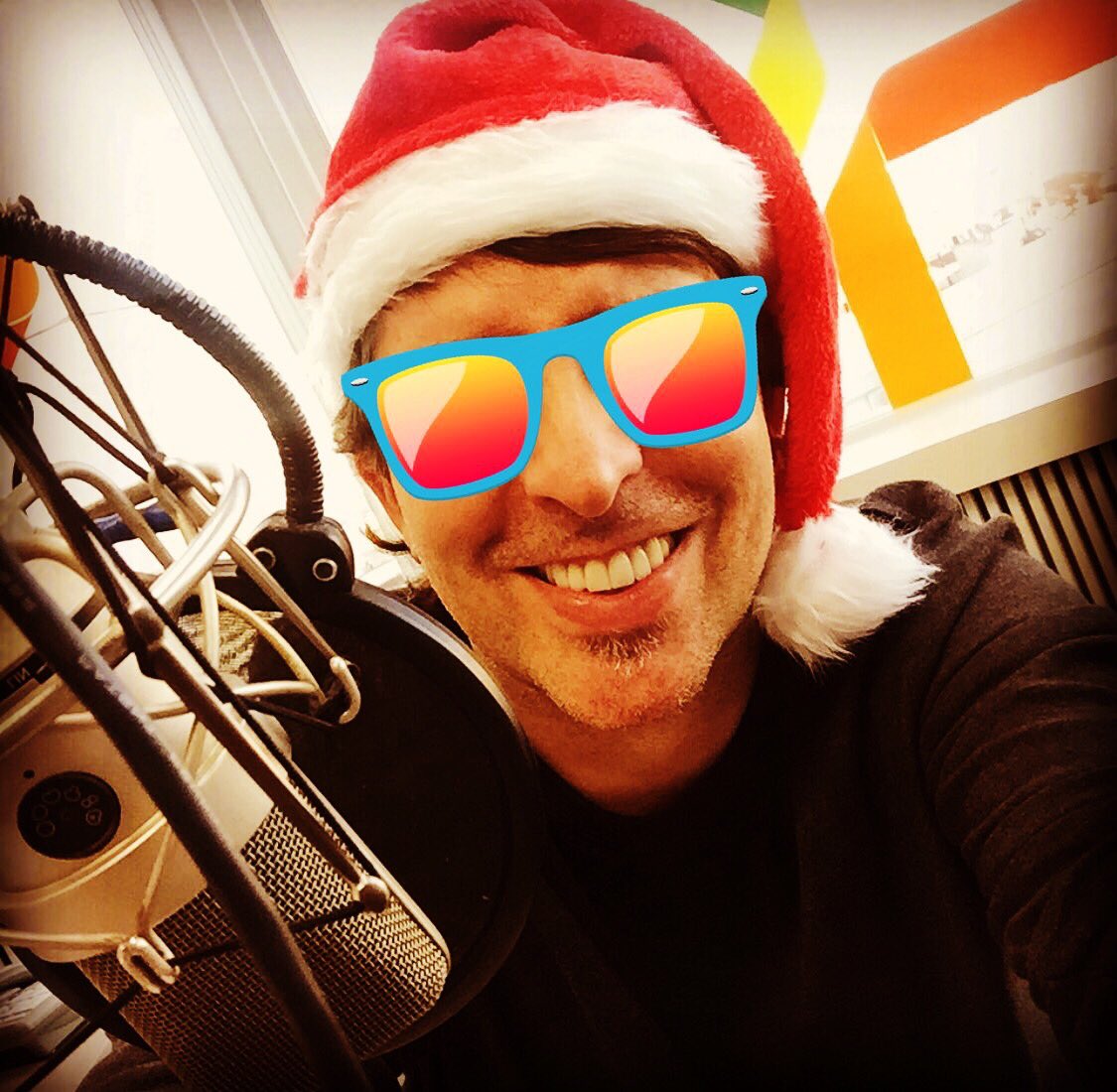 elgallodelos40's tweet photo. On air!! #AndaYaWeekend en @40Andaya en @Los40
Feliz sábado !!! Feliz Navidad!!! https://t.co/7VVYy8zzu1
