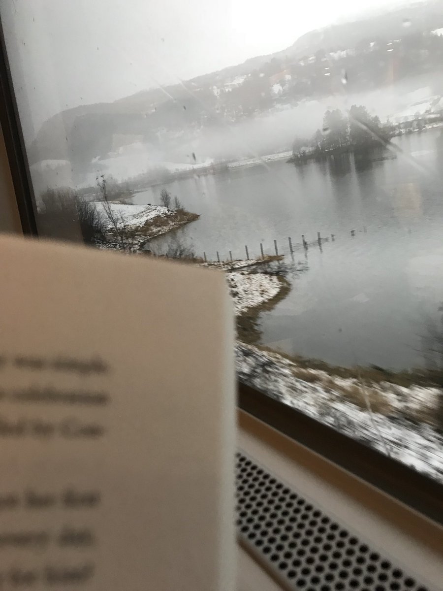 Deeds_Q's tweet photo. Trying to read while enjoying the view from the train. @goodreads #GoodreadswithaView https://t.co/qNQvJuupEi