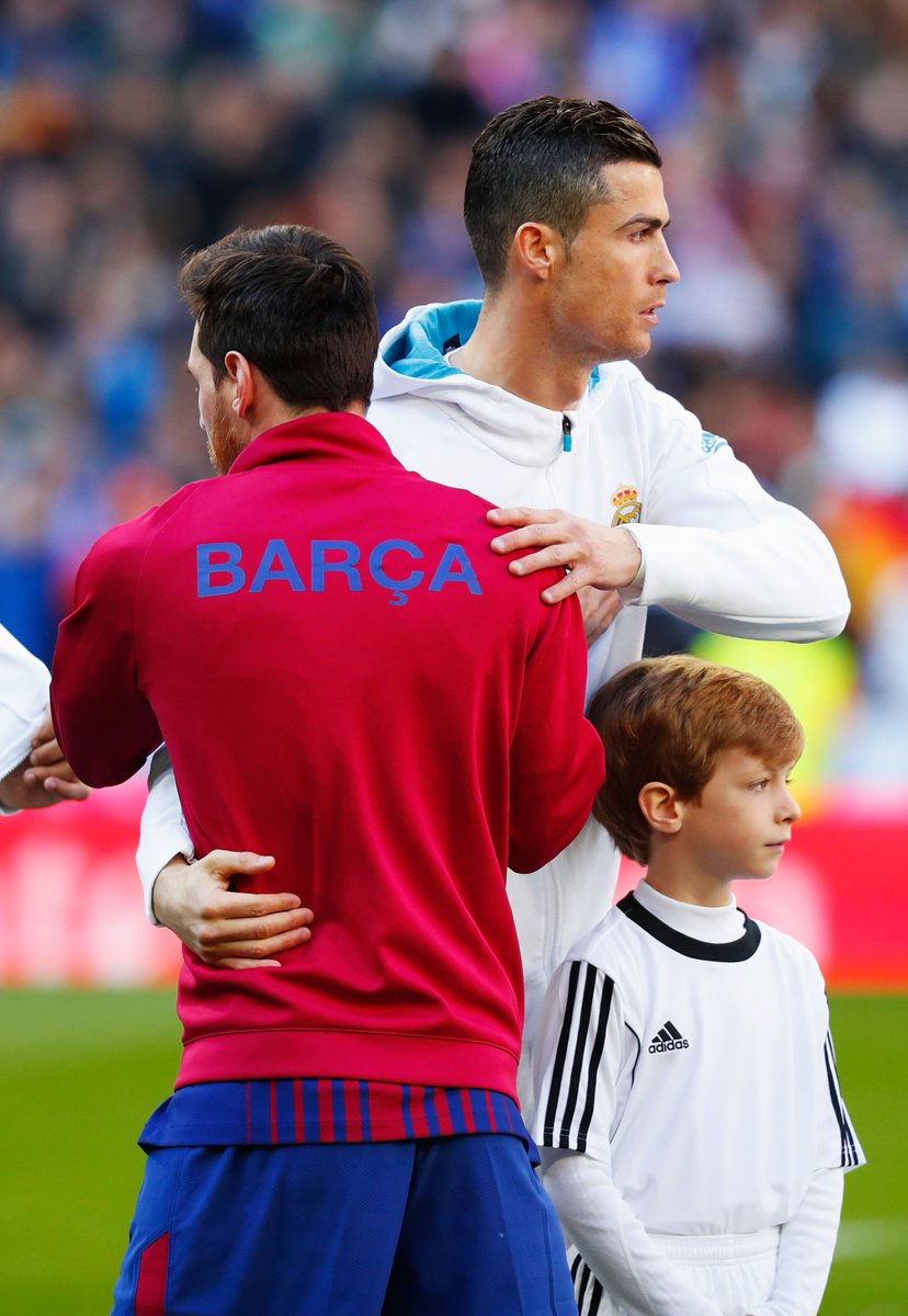 UEFAcom_fr's tweet photo. #ElClasico – Qui est le meilleur aujourd'hui?
❤️ pour Ronaldo 
🔃 pour Messi https://t.co/uT4ku4Acqc