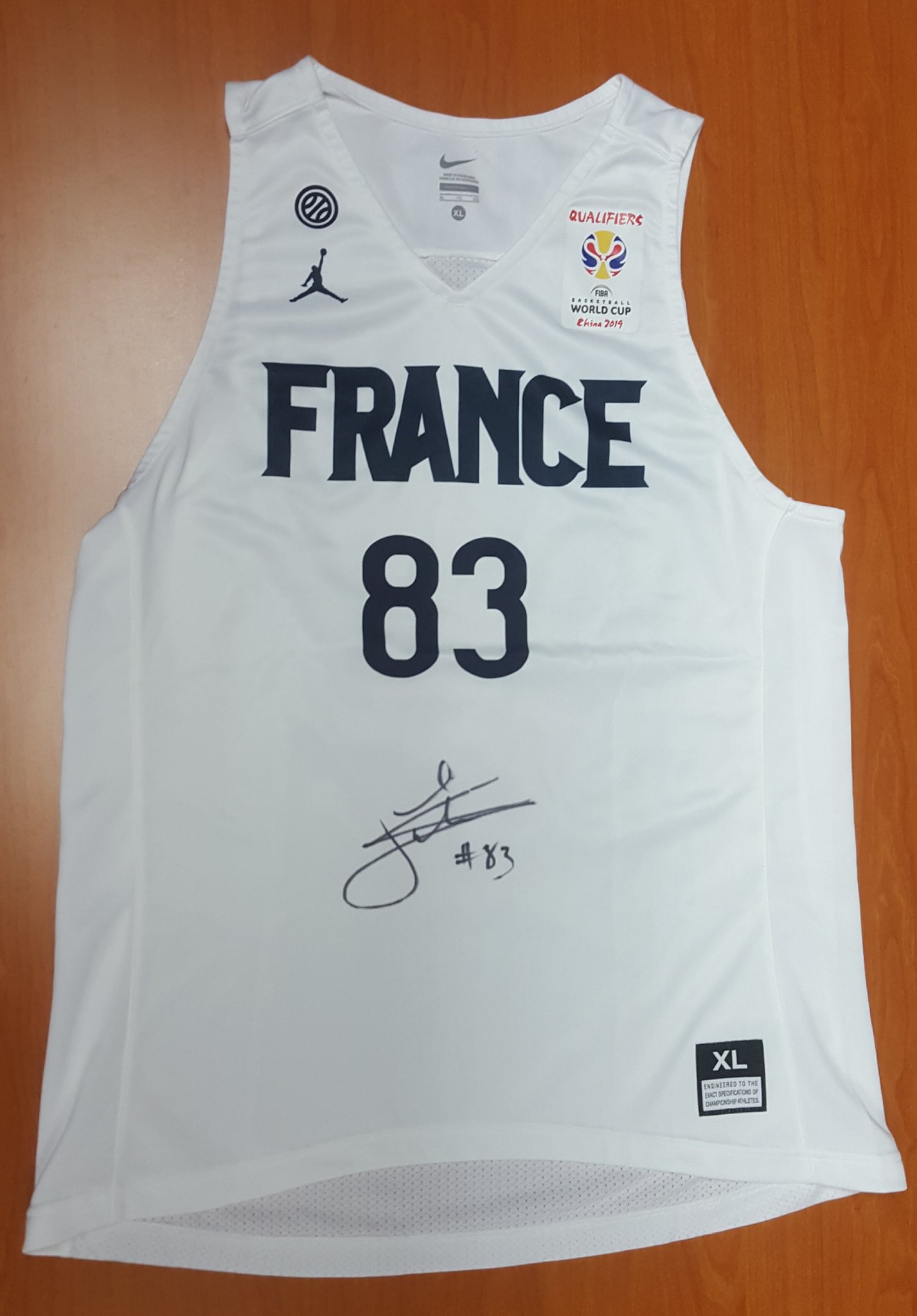 Equipes de France de Basket X a Heloise qui a ete tiree au sort elle remporte le maillot Jordan de l Equipe de France dedicace d julienaxel5 RDV demain pour