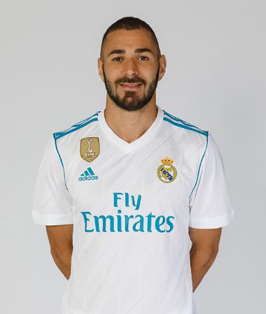 المعلق عصام الشوالي عن كريم بنزيما :
الراعي الرسمي للجلطة .