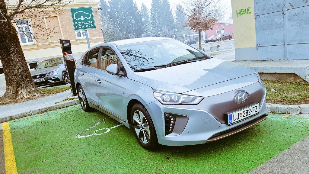 Pa kaj če je mrzlo, tudi te dni na elektriko. Bi pa bil vesel še kake dodatne kWh v bateriji ;) #Hyundai #Ioniq <a href="/SiolAVTOMOTO/">SiolNET Avtomoto</a>