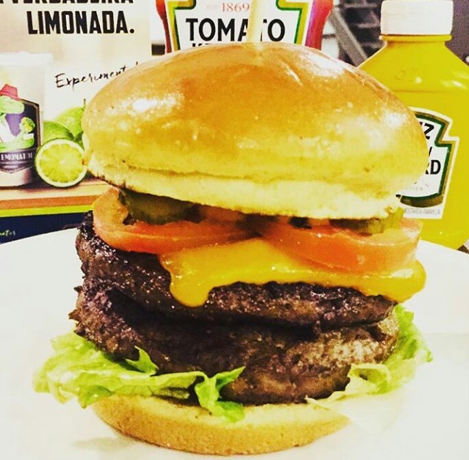 flaminodoug's tweet photo. Hoje é o dia perfeito para comer hamburger, qual acham que vou escolher?
#makeyourburger.sa https://t.co/lD4jUqWSLm
