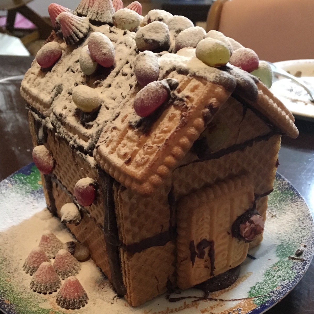 桃と緑の用心棒 読書 على تويتر 家族でクリパしました まずは手作りのお菓子の家 そして テオのふしぎなクリスマス の チョコレートケーキチーズ添え チーズがアクセントになって なかなかgood そしてパーティーバーレルのバケツに穴を開けたもの