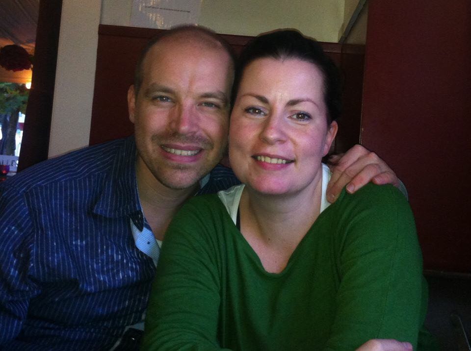 Dit stel gaat vandaag trouwen! De visagist/haarstylist is al bezig met bruid Kelly en haar aanstaande, Roy, trekt zijn mooie trouwpak aan. Zij trouwen om 15.00 uur IN het Glazen Huis van <a href="/SeriousRequest/">3FM Serious Request</a>, met @AngelaGroothuizen als trouwambtenaar en de dj's als getuigen. Zin in!