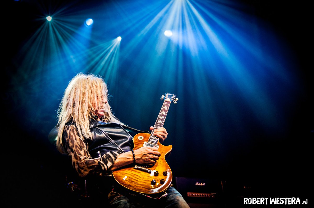 Gitaar geweld <a href="/Moonkingsband/">MoonKings</a> <a href="/Adriandenberg/">adrian vandenberg</a> <a href="/Hedon/">Hedon</a> #vanderberg #guitar #guitarsolo #concertphotography #concert #Livemusic #greatshow #nikon