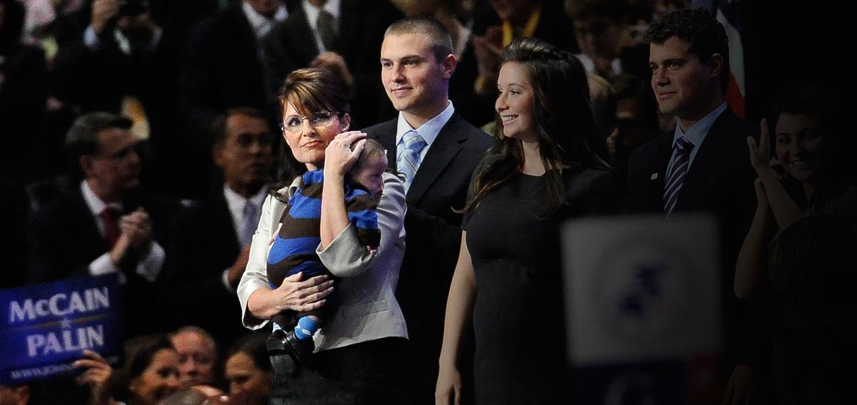 Madamefigaro's tweet photo. #TrackPalin, le fils terrible de #SarahPalin a encore été arrêté ... pour des raisons similaires aux précédentes. #Reshare #People >>  https://t.co/rJY07yyV68 https://t.co/2146EbvBlH
