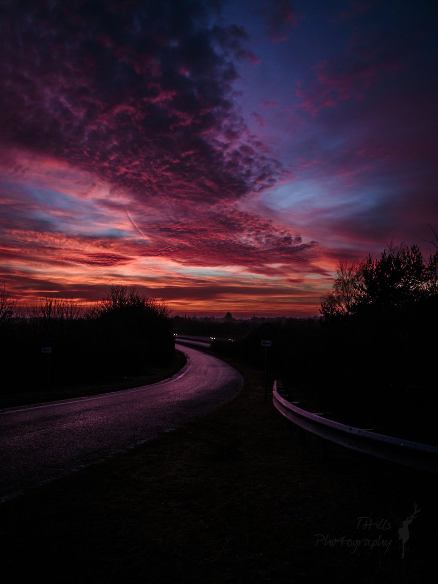 I've been rubbish with twitter.... but a New Years resolution is to amemd that!
#canoneos #24mm #photographyeveryday #photographyislife #outdoorphotography #sunnysussex #sunshinephotography #sunsetphotography #sunset #redsky #clouds #landscapephotography #colour #igtones #explore