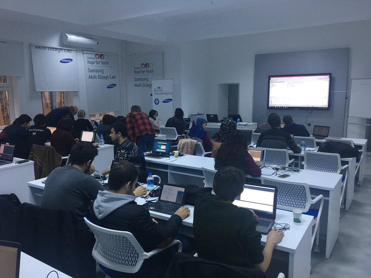 gazisiber's tweet image. @BarikatBilGuv ,Sayın @anilbaranyelken tarafından, Siberkamp17 adı altında Python For Hackers eğitimimiz başlamıştır. #siberkamp17 #pythonforhackers